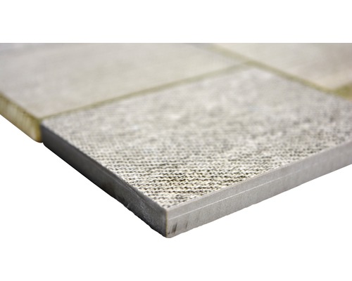 Detailní záběr na čtvercové světlé keramické dlaždice