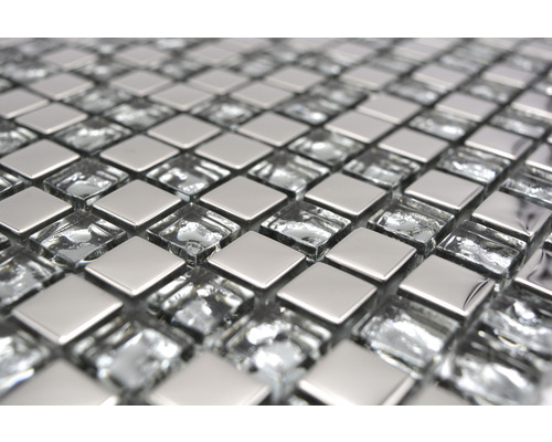 Detailní záběr mozaikových dlaždic ze skla a kovu