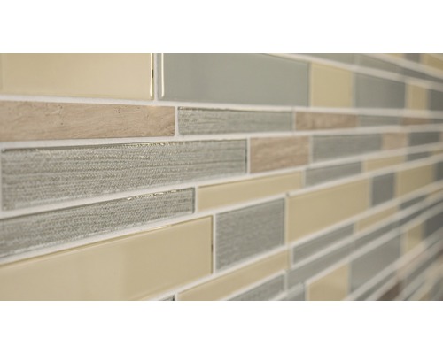 Detailní záběr nástěnné dlaždice s mozaikovým vzorem ze skla a kamene