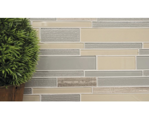 Mozaiková dlaždice se skleněnými a kamennými prvky