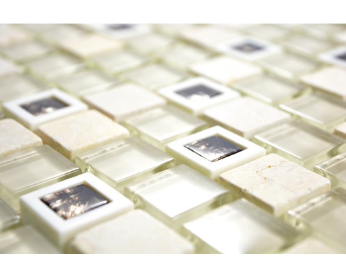 Detail čtvercových mozaikových dlaždic ze skla a přírodního kamene