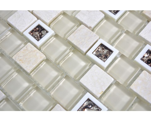 Detailní záběr skleněných mozaikových dlaždic s přírodním kamenem a dekorací mušlí