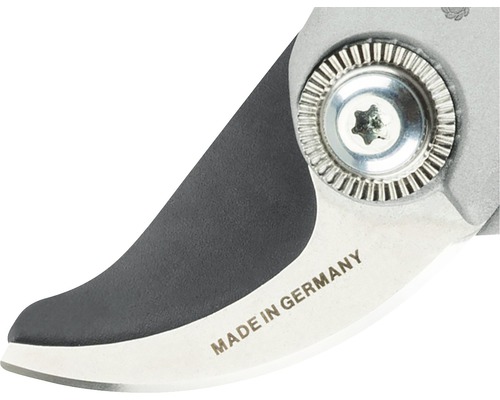 Detailní záběr zahradnických nůžek s nápisem Vyrobeno v Německu.