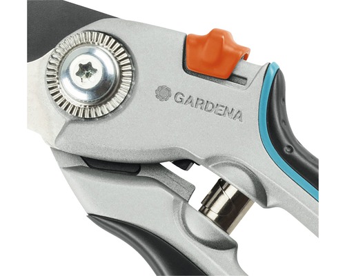 Detailní záběr zahradních nůžek s logem Gardena.