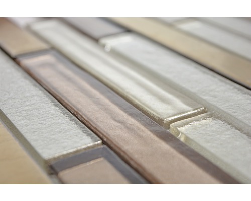 Detailní záběr mozaikové dlaždice s podlouhlými skleněnými kameny