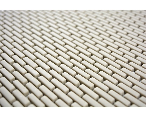 Detail sprchové podložky s obdélníkovými prvky.