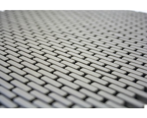 Detailní záběr šedé gumové rohože s obdélníkovým vzorem.