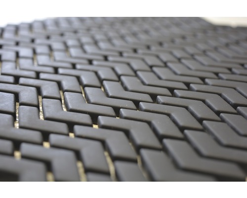 Detailní záběr černé modulární podlahové rohože s cikcakovým vzorem