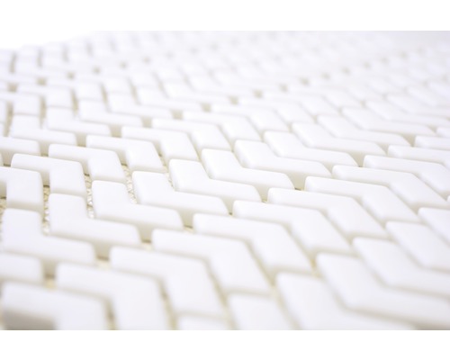 Bílé mozaikové dlaždice se šipkovým vzorem