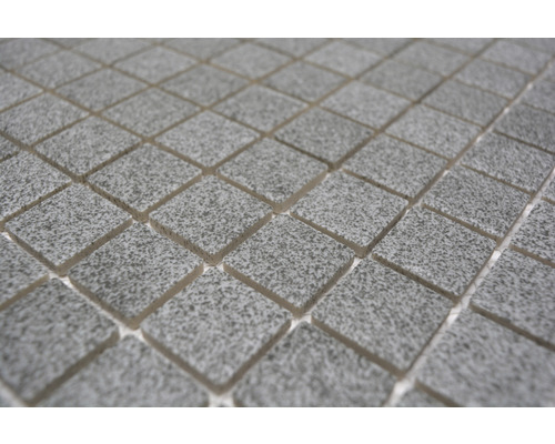 Detail malých čtvercových mozaikových dlaždic