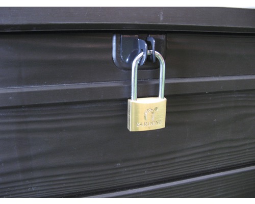 Detailní záběr truhly se zámkem Yardeni