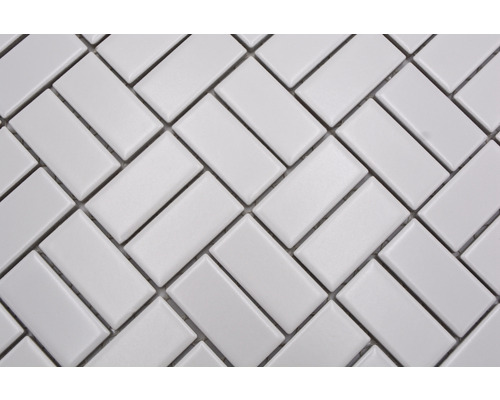 Mozaiková dlaždice ve vzoru rybí kosti