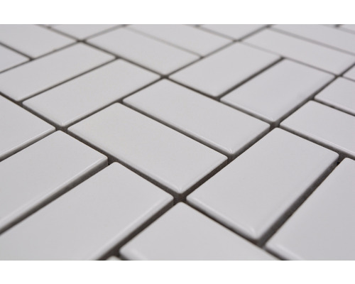 Keramické dlaždice ve vzoru rybí kosti