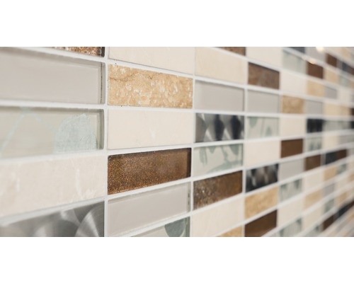 Mozaiková stěna s obdélníkovými dlaždicemi z různých materiálů