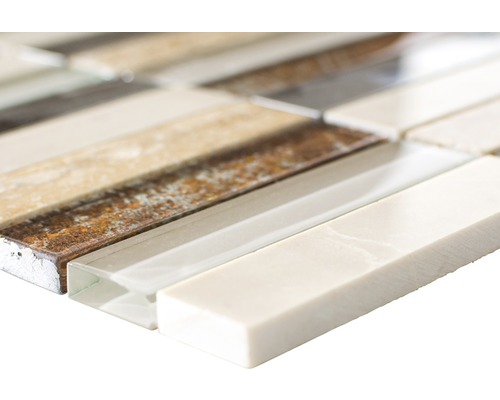 Detailní záběr mozaikové dlaždice s různými povrchy