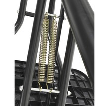 Detailní záběr dvou tažných pružin houpačky