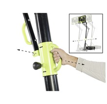 Detailní záběr basketbalové sestavy s výškově nastavitelným mechanismem