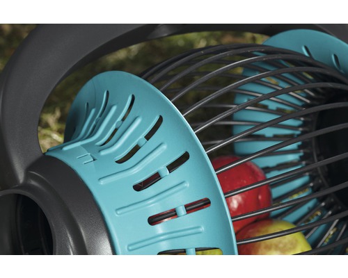 Detailní záběr sběrače ovoce s jablky