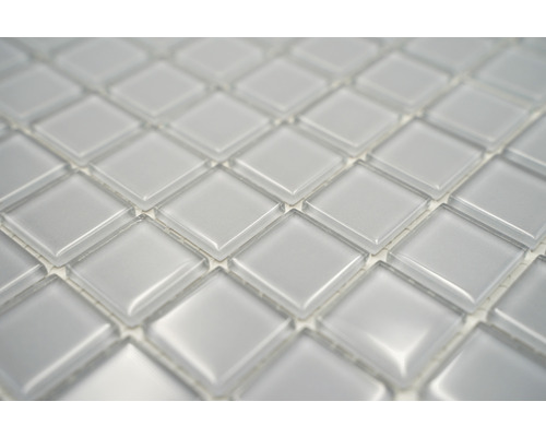 Detailní záběr čtvercových skleněných mozaikových dlaždic