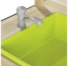 Detailní záběr dětské kuchyňky s umyvadlem a vodovodní baterií