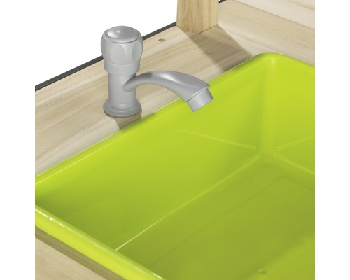 Detailní záběr dětské kuchyňky s umyvadlem a vodovodní baterií