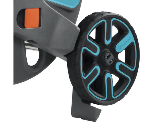 Detailní pohled na kolo zahradního vozíku s parkovací brzdou