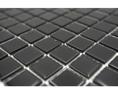 Detailní záběr černých mozaikových dlaždic