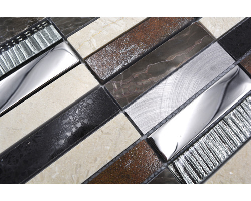 Detail mozaikové dlaždice s různými materiály a texturami