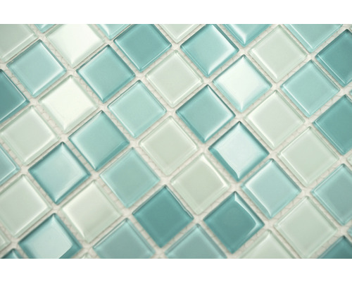 Detail čtvercových skleněných mozaikových dlaždic