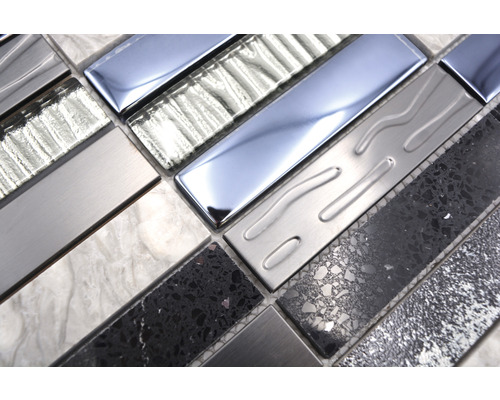 Mozaiková dlaždice s různými materiály a povrchovými texturami.