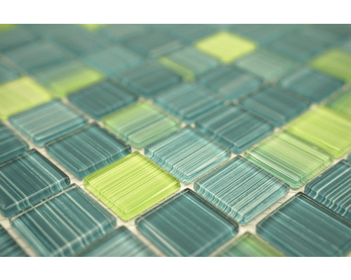 Detail zelených a modrých skleněných mozaikových dlaždic