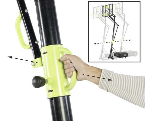 Detailní záběr osoby ovládající rukojeť mobilního basketbalového systému pro nastavení výšky