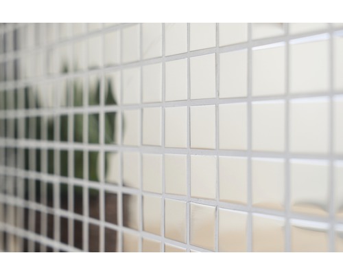 Detail stěny s čtvercovými mozaikovými obklady