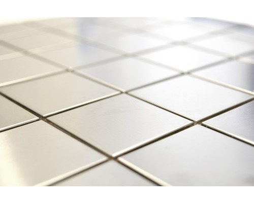 Čtvercové dlaždice z kovu v dlaždicové vazbě