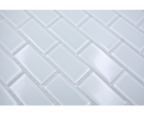 Mozaiková dlaždice ve vzoru rybí kosti