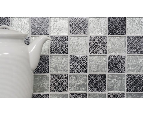 Mozaikové dlaždice se vzorem a skleněným vzhledem vedle čajové konvice