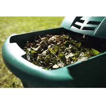 Zahradní drtič plný listí a kusů dřeva