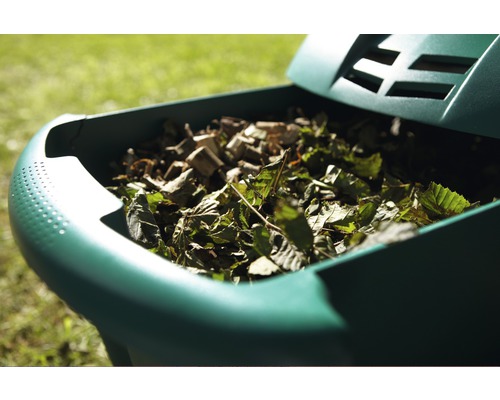Zahradní drtič plný listí a kusů dřeva