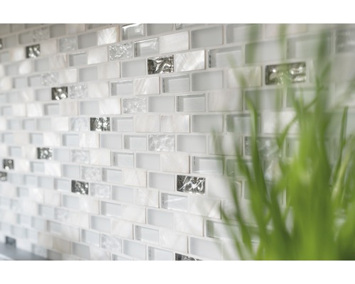 Nástěnné dlaždice ze skla a perleti v mozaikovém formátu.