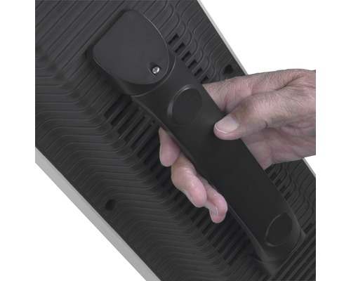 Detailní záběr ruky držící rukojeť na zařízení.