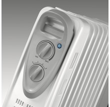 Detailní pohled na olejový radiátor s regulátorem teploty