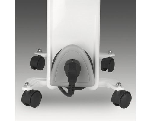 Detailní pohled na radiátor s kolečky a napájecím kabelem