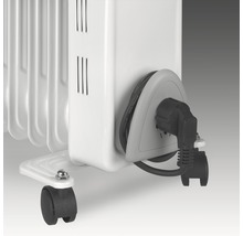 Detailní pohled na radiátor s napájecím kabelem a kolečky