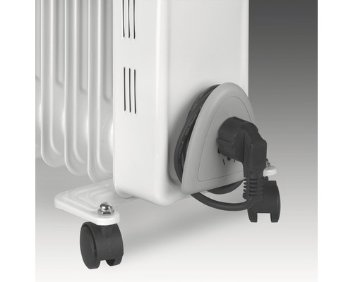 Detailní pohled na radiátor s napájecím kabelem a kolečky