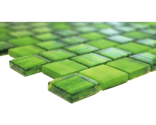 Detail zelených skleněných mozaikových dlaždic