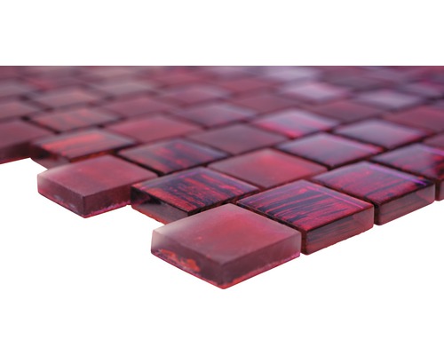 Detail červených skleněných mozaikových dlaždic