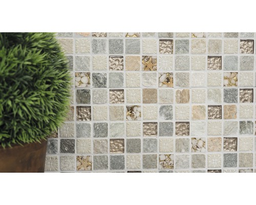 Detail mozaikových dlaždic s kamennými a mušlovými prvky