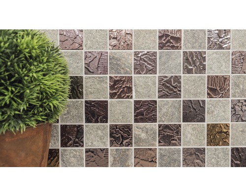 Detail mozaikových dlaždic s rostlinou v květináči