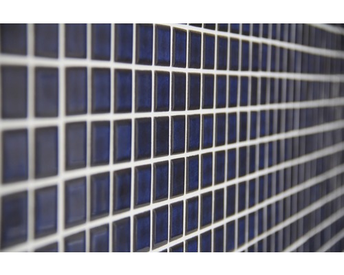 Detail mozaikových dlaždic na zdi.