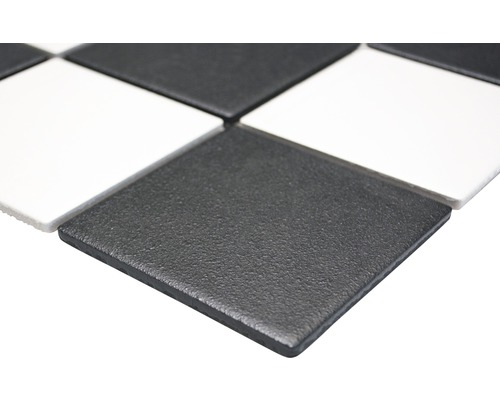 Šachovnicový vzor z bílých a černých dlaždic